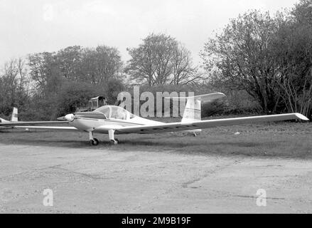 ICA-Brasov IS-28M-2 G-BROM (msn 04A), motorplanante costruito in Romania parcheggiato all'esterno di un hangar del club di alianti. British Aerospace ha assunto l'agenzia per gli aeromobili rumeni nel Regno Unito, come parte del pacchetto per il trasferimento della produzione BAC 1-11 in Romania: G-BROM è stato fornito a BAe come dimostratore britannico. (ICA - Intreprinderea de constructii Aeronautice) Foto Stock