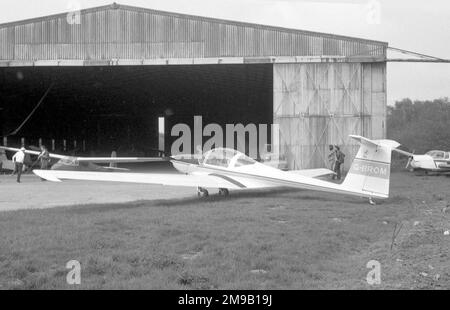 ICA-Brasov IS-28M-2 G-BROM (msn 04A), motorplanante costruito in Romania parcheggiato all'esterno di un hangar del club di alianti. British Aerospace ha assunto l'agenzia per gli aeromobili rumeni nel Regno Unito, come parte del pacchetto per il trasferimento della produzione BAC 1-11 in Romania: G-BROM è stato fornito a BAe come dimostratore britannico. (ICA - Intreprinderea de constructii Aeronautice) Foto Stock