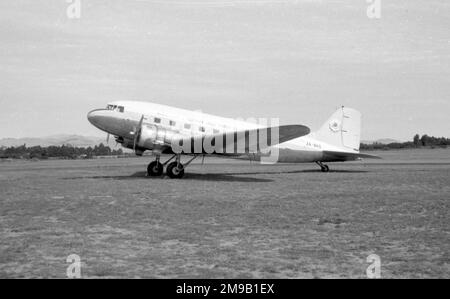 Douglas DC-3 ZK-BKD (msn 13521, ex C-47A-25-DK 42-93592), di Mount Cook e Southern Lakes Tourist Co. Ltd Ltd., a Christchurch nel febbraio 1962. Foto Stock