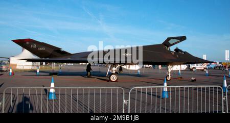 United States Air Force - Lockheed F-117A Nighthawk 86-0823 (msn A.4061, codice base 'ho'), dal 9th Fighter Squadron, 49th Fighter Wing, dalla base dell'aeronautica di Holloman. Visto al RAF Fairford per il Royal International Air Tattoo tenutosi nel luglio 1997. Foto Stock