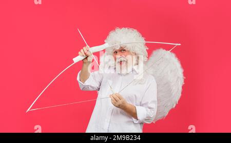 Buon San Valentino. Dio dell'Amore. Angelo divertente cupido puntando con arco e freccia. Simbolo dell'amore. Foto Stock