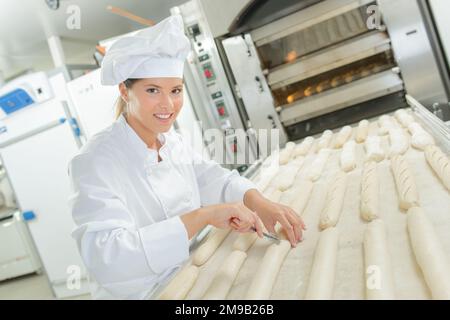 uno chef con pasta modellata Foto Stock