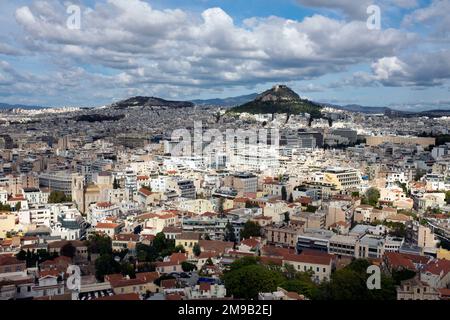 Quartiere di Atene visto dall'Acropoli, con il Colle di Licabetto in lontananza, Atene, Grecia Foto Stock