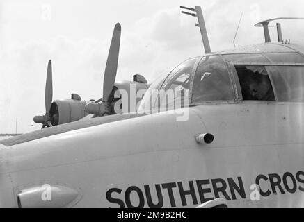 Short S.25 Sandringham 4 VP-LVE 'Southern Cross' (msn SH.55c, ex JM715), di Antilles Air Boats, registrata nelle Isole Vergini Britanniche. Una vista del cockpit e dei motori tribordo, mentre si allea a Calshot nell'ottobre 1977. Questo aeromobile è tornato nel Regno Unito nel 1984 ed è ora conservato al Solent Sky Museum di Southampton. Foto Stock