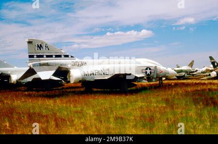 United States Marine Corps - McDonnell F-4N Phantom II 153039 (msn 1595, 8F0155), presso la base aerea Davis-Monthan per lo stoccaggio e lo smaltimento, circa 1984. Convertito in QF-4N come '134' e '34'. Effettuato in una prova missilistica il 17 settembre 1997. Foto Stock