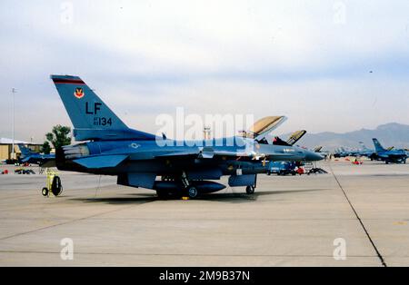 United States Air Force - General Dynamics F-16C Block 25A Fighting Falcon 83-1134 (msn 5C-17), alla base dell'aeronautica militare di Luke, Arizona. Questo aereo si è schiantato sulla gamma Barry M. Goldwater, AZ il 29 gennaio 1997 e il pilota ha espulso in sicurezza. Foto Stock