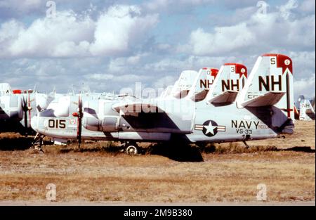 United States Navy - Grumman S-2A Tracker 152820 (msn 289C, 1S0570, codice base 'NH', indicativo di chiamata '015', modello G-89 ), Di VS-33, presso la base aerea Davis-Monthan per lo stoccaggio-smaltimento. Convertito in Marsh Aviation S2F-3T registrato N424DF, come una S-2G, poi S-2F3AT. Corrente come autocisterna numero 83 presso il California Department of Forestry and Fire Protection (CAL FIRE). Foto Stock