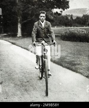 Il Principe di Galles (più tardi Re Edoardo VIII), facendo un giro in bicicletta la mattina presto Foto Stock