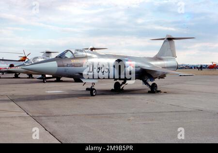 Koninklijke Luchtmacht - Lockheed F-104G Starfighter D-8051 (msn 683-8338), di 312 Squadron, al RAF Mildenhall nel maggio 1982. (Koninklijke Luchtmacht - Royal Netherlands Air Force). Foto Stock