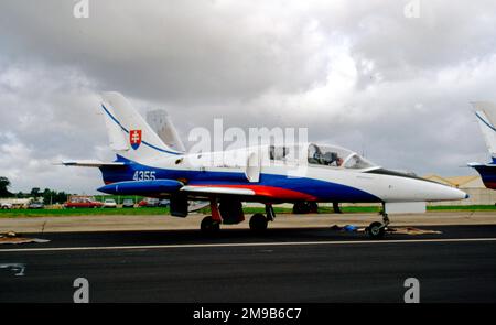 Slovak Air Force - Aero L-39C Albatros 4355 (msn 834355), del team di esposizione White Albatros, al RAF Fairford il 29 luglio 1994 per il Royal International Air Tattoo. Foto Stock