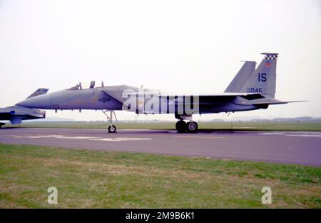 United States Air Force (USAF) - McDonnell Douglas F-15C-29-MC Eagle 80-0046 (msn 0717/C195, codice base 'IS'), del 57th Fighter Interceptor Squadron 'Black Knights', al RAF Waddington nel maggio 1988. (Il FIS 57 ha sede presso la base aerea navale Keflavik / aeroporto internazionale di KeflavÃ­k, islanda). Foto Stock