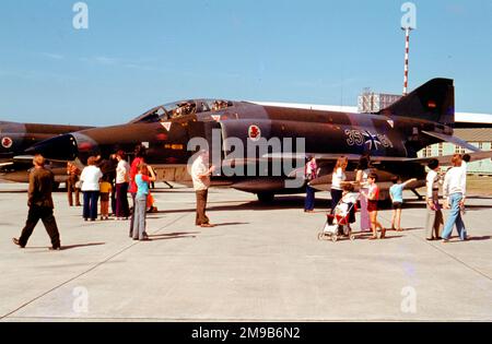 Luftwaffe - McDonnell Douglas RF-4E 35+81 (msn 4134, ex 69-7528), di Aufklarungsgeschwader 51 'immelmann'. (Scritto nei pressi di Goose Bay Canada il 6 giugno 1986). Foto Stock