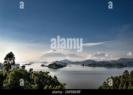 Il lago Mutanda, nel sud-ovest dell'Uganda, con i vulcani Virunga di Muhabura, Sabyinyo e Gahinga ben visibili. Foto Stock