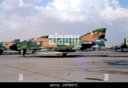 United States Air Force (USAF) - McDonnell F-4C-21-MC Phantom 63-0670 (msn 790) , del 310th Tactical Fighter Training Squadron, 58th Tactical Fighter Training Wing, Luke AFB, AZ. Foto Stock