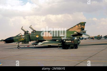 United States Air Force (USAF) - McDonnell F-4C-21-MC Phantom 64-0660 (msn 877) , del 310th Tactical Fighter Training Squadron, 58th Tactical Fighter Training Wing, Luke AFB, AZ. Foto Stock