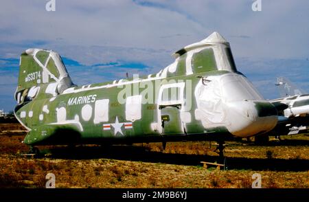 United States Marine Corps - Boeing Vertol CH-46D Sea Knight 153374 (msn 2274), presso Davis-Monthan Air Force base per lo stoccaggio e lo smaltimento. Foto Stock