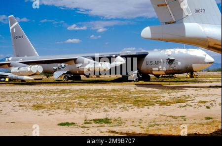 Boeing B-52A-1-BO Stratofortress 52-003 (msn 16493), convertito in lanciatore NB-52A X-15. Nominato "The High and Mighty One", in mostra al Pima Air and Space Museum di Tucson, Arizona. Foto Stock