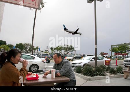 Le persone che gustano un pasto al ristorante in -N-out Burger appena fuori dall'Aeroporto LAX di Los Angeles, California, Stati Uniti Foto Stock