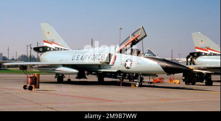 United States Air Force (USAF) - Convair F-106B-50-CO Delta Dart 57-2530 (msn 8-27-24) Foto Stock