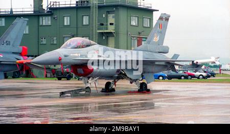 Force Aerienne Belge - General Dynamics F-16AM Fighting Falcon FA69 (msn 6H-69, ex 80-3560), al RNAS Yeovilton il 12 luglio 1996. Foto Stock