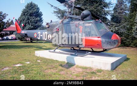 Aeronautica militare Italiano - Panavia Tornado ECR MM7052 / 50-02 (msn 424/ECR../5061), di 155 Gruppo / 50 Stormo, in una shelter per aerei temprati, presso la base aeronautica di Ghedi - LIPL, Italia, il 31 marzo 1998. (Aeronautica militare Italiano - Aeronautica militare Italiana). Foto Stock