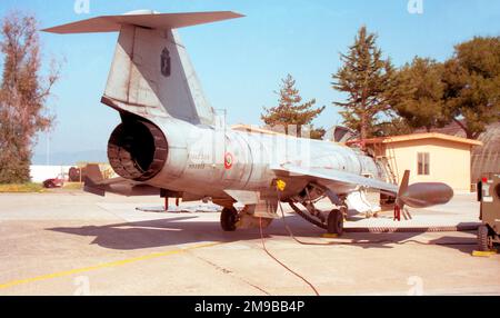 Aeronautica militare English - Lockheed F-104S ASA Starfighter MM6805 / 4-10 (msn 783-1105), di 4 Stormo, presso la base aerea di Grosseto nel marzo 1998. (Aeronautica militare Italiano - Aeronautica militare Italiana) Foto Stock