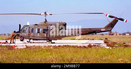 Aeronautica militare - Agusta-Bell AB.212AM MM81149 / 4-62 (msn 5806), di 4 Stormo, in manutenzione, presso la base aerea di Grosseto, il 30 marzo 1998. (Aeronautica militare - Aeronautica militare) Foto Stock