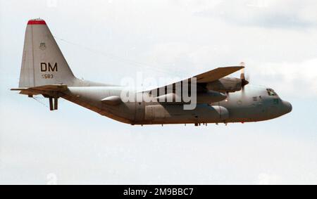 United States Air Force - Lockheed EC-130H Compass Call 73-1583 (MSN 382-4545), configurato per le missioni di comando/controllo/comunicazione jamming, in avvicinamento a RAF Mildenhall, nel luglio 1997. Foto Stock