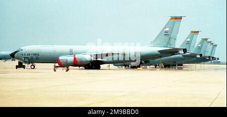 United States Air Force - Boeing KC-135R Stratotanker 64-14828 (MSN 18768), alla base dell'aeronautica militare McConnell, Kansas, con molti altri sulla linea di volo. Foto Stock