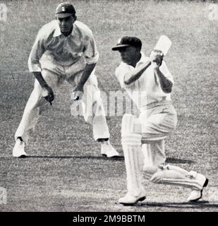 Il cricketer australiano Don Bradman battendo a Perth, Hammond nelle scivolature Foto Stock