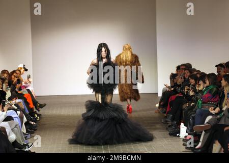 Germania, Berlino, 01/17/2023. Collezioni Danny Reinke alla Berlin Fashion Week 2023 al Moabiter „bolle Festsälen“ di Berlino. La foto mostra i modelli con la collezione di Danny Reinke. Foto Stock