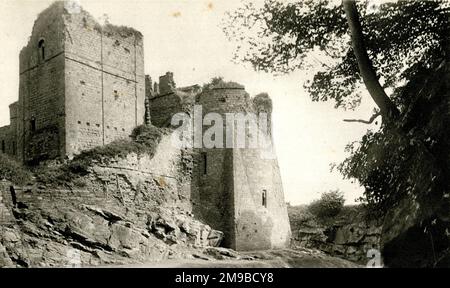 Mantenere e sud-est torre dal fossato, Goodrich Castello, Herefordshire Foto Stock