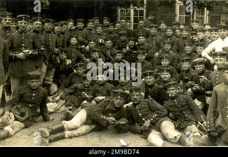 Grande gruppo di soldati tedeschi con le loro razioni, WW1 Foto Stock