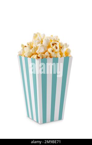 Secchio di cartone a righe bianche turchesi con gustosi popcorn al formaggio, isolato su sfondo bianco. Fast food, film, cinema e intrattenimento. Foto Stock