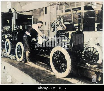Lavorando sulla linea di assemblaggio Ford a Detroit, USA, 1913. Foto Stock