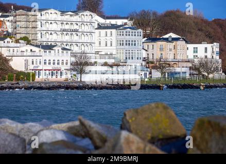 Sassnitz, Germania. 17th Jan, 2023. Vista sul centro storico di Sassnitz, ristrutturato, sull'isola di Rügen. Le ville, gli alberghi e le pensioni sono stati costruiti intorno all'inizio del secolo nello stile dell'architettura balneare lungo il lungomare. Dal 1998, Sassnitz, spesso chiamata Nizza del Mar Baltico nella regione, è una "località riconosciuta". Credit: Jens Büttner/dpa/Alamy Live News Foto Stock