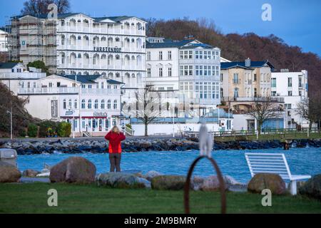 Sassnitz, Germania. 17th Jan, 2023. Vista sul centro storico di Sassnitz, ristrutturato, sull'isola di Rügen. Le ville, gli alberghi e le pensioni sono stati costruiti intorno all'inizio del secolo nello stile dell'architettura balneare lungo il lungomare. Dal 1998, Sassnitz, spesso chiamata Nizza del Mar Baltico nella regione, è una "località riconosciuta". Credit: Jens Büttner/dpa/Alamy Live News Foto Stock