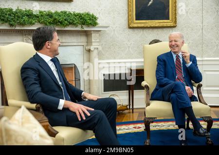 Washington, Stati Uniti d'America. 17th Jan, 2023. Washington, Stati Uniti d'America. 17 gennaio 2023. Il presidente degli Stati Uniti Joe Biden condivide una risata con il primo ministro olandese Mark Rutte, partito, prima dell'inizio del loro incontro bilaterale presso l'Ufficio ovale della Casa Bianca, 17 gennaio 2023 a Washington, DC Credit: Adam Schultz/White House Photo/Alamy Live News Foto Stock