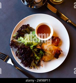 Involtini primavera fritti con verdure e gamberetti con salsa e insalata Foto Stock
