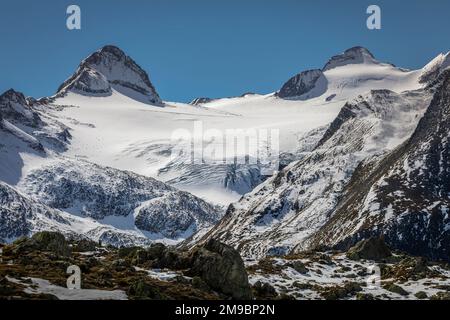 Le spettacolari alpi svizzere Bernesi, viste dal Passo di Nufenen, in Svizzera Foto Stock