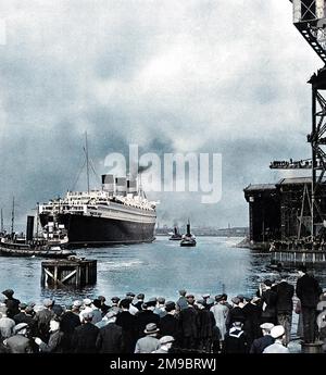 Copertina del notiziario Illusingato di Londra, che mostra una fotografia della R.M.S. "Queen Mary" lascia il cantiere navale di John Brown, Clydebank, per Greenock il 24th marzo 1936. Molti dei sette rimorchiatori coinvolti nel manoevering della 'Regina Maria' lungo il Clyde sono visibili nel colpo. Foto Stock