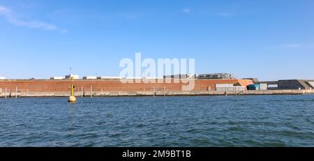 Moderna diga per la protezione dell'alta marea dell'isola di Venezia in Italia chiamata progetto MOSE Foto Stock