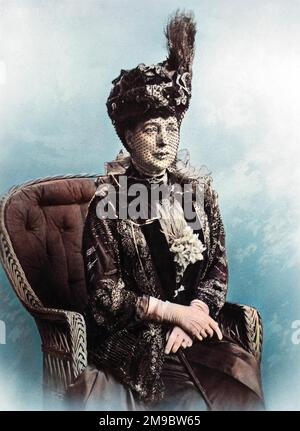 Regina Alexandra (1844 - 1925), ex principessa Alexandra di Danimarca e consorte di re Edoardo VII, raffigurata in vita successiva indossando un magnifico cappello in stile toque. Foto Stock
