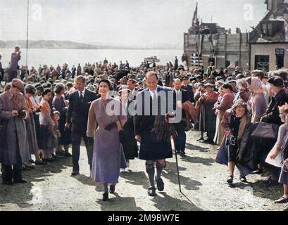 Il primo monarca regnante a poggiare su Iona per quasi mille anni, la regina Elisabetta II, accompagnata da Sir Charles Maclean, è seguita dal principe Filippo e dalla principessa Margaret mentre cammina dal molo all'Abbazia di Iona. Parte di un tour reale delle Western Isles of Scotland nel 1956. Foto Stock