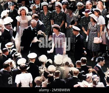 Royal Garden Party fin dalla loro visita in Scozia, le loro Maestà hanno tenuto una Garden Party con il bel tempo nei terreni di Buckingham Palace. La foto mostra la principessa Elisabetta e il suo fidanzato, il tenente Philip Mountbatten, incontrando e salutando alcuni dei loro ospiti. Data: 25th luglio 1947 Foto Stock