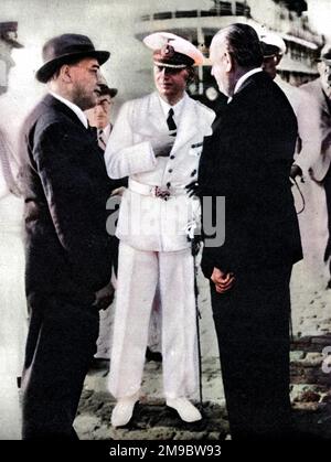 Vestito di bianco, il capitano Hans Wilhelm Langsdorff (1894 - 1939), capitano tedesco dell'ammiraglio Graf Spee, corazzata tascabile fotografata a Montevideo, Uruguay, poco prima che scutasse la nave dopo che era stata danneggiata nella Battaglia del fiume da incrociatori britannici HMS Exeter, Ajax e Achilles. Si suicidò il 19th dicembre 1939. Foto Stock