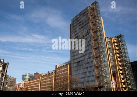 16.01.2023, Berlino, Germania, Europa - Vista della Torre dell'atrio di Berlino (ex debis-Haus), un edificio alto di uffici vicino a Potsdamer Platz. Foto Stock