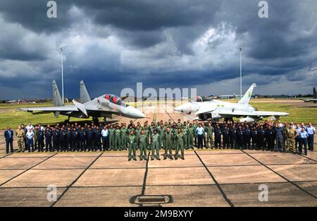 Forze aeree indiane e forze aeree reali - Sukhoi su-30MKI ed Eurofighter Typhoon FGR.1, visto con la squadra di terra e l'equipaggio di volo dei contingenti RAF e IAF oa visita in India. Foto Stock