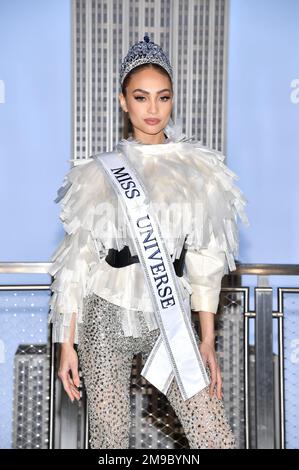 New York, Stati Uniti. 17th Jan, 2023. Miss Universe 2022 R'Bonney Gabriel posa durante la visita all'Empire state Building a New York, NY, 17 gennaio 2023. (Foto di Anthony Behar/Sipa USA) Credit: Sipa USA/Alamy Live News Foto Stock