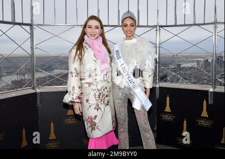 New York, Stati Uniti. 17th Jan, 2023. (L-R) Amministratore Delegato del JKN Global Group Anne Jakkaphong Jakrajutatip e Miss Universo 2022 R'Bonney Gabriel si posano insieme mentre visitano l'Empire state Building a New York, NY, 17 gennaio 2023. (Foto di Anthony Behar/Sipa USA) Credit: Sipa USA/Alamy Live News Foto Stock